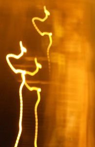 A LA DERECHA THEOS DIRECTOR DE LA CIUDAD LUZ SHAMBALA, ADOPTANTO UNA FORMA HUMANOIDE FLUIDA Y LA IZQUIERDA TRES SERES DE LUZ QUE LO ACOMPAÑAN